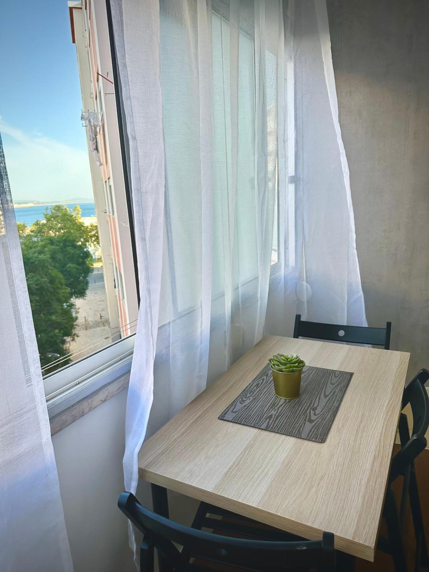 Sea View Apartment & 4 Minutes Walk To The Beach Paco de Arcos Exterior photo